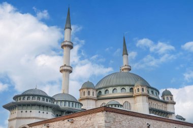 Taksim Camiinin Mavi Gök ve Bulutlu Dış Çekimi, İstanbul, Türkiye