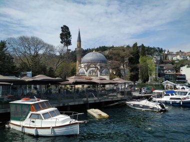 İstanbul, Türkiye - 6 Nisan 2025: İstanbul 'un Beşiktaş ilçesinde bir mahalle olan Bebek Camii ile Bebek' in kıyı şeridi görünümü.