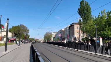 İstanbul, Türkiye - 12 Mayıs 2025: Beyazit Meydanı 'na yakın bir tramvay, İstanbul Fatih ilçesine bağlı Ordu Caddesi' nin kuzeyinde yer alıyor..