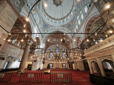 İstanbul, Türkiye - 12 Mayıs 2025: İstanbul, Türkiye 'deki Beyazt Meydanı' nda bulunan 16. yüzyıl Osmanlı İmparatorluk Camii 'nin iç manzarası.