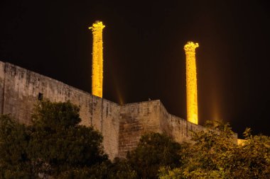 Urfa Şatosu, Şanlıurfa, Türkiye 'de anıtsal sütunların gece çekimi