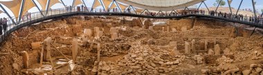 Şanlıurfa, Türkiye - 17 Mayıs 2025: Göbeklitepe 'nin panoramik görünümü; günümüz Türkiye' sinde Yukarı Mezopotamya 'da Neolitik bir arkeoloji sahası. Yerleşim yeri M.Ö. 10000 civarında kurulmuştu..