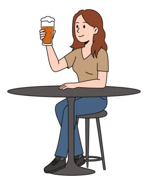 Bar masasında oturan genç bir kadının beyaz arka planda izole edilmiş bir şekilde birasını kaldırması.