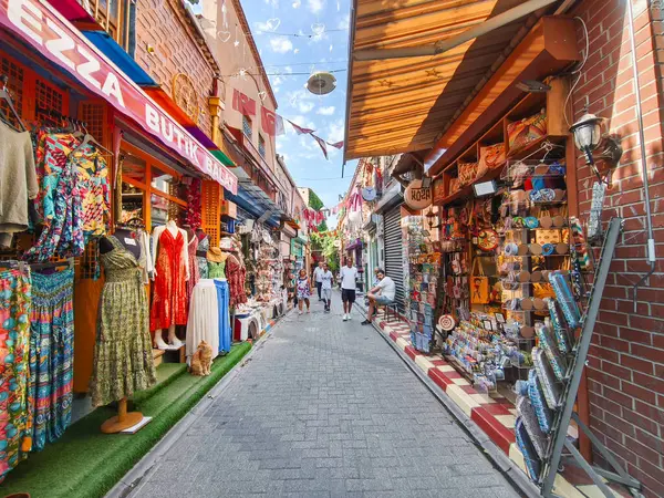 İSTANBUL, TURKEY, AĞUSTUSTOS 14 Ağustos 2025: İstanbul 'un Fatih ilçesinde bir mahalle olan Balat caddelerindeki hediyelik eşya dükkanları.