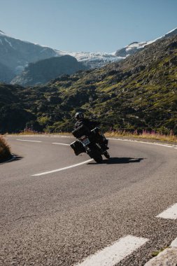 Sustenpass, İsviçre - 3 Ağustos 2022: Sustenpass yolunda motosiklet sürmek, Berna Canton 'da, arka planda Stein Buzulu, İsviçre Alplerinde.