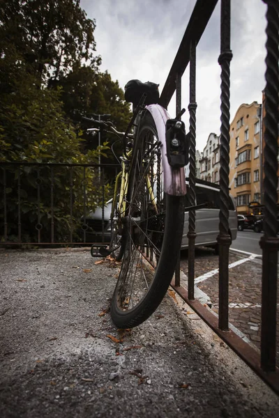Avusturya Nın Innsbruck Şehrinde Bir Çitte Terk Edilmiş Bisiklet — Stok fotoğraf