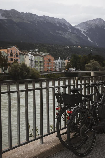 Avusturya Innsbruck Nehir Kenarına Park Edilmiş Iki Elektrikli Bisiklet — Stok fotoğraf