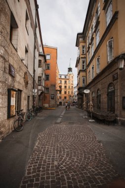 Innsbruck, Avusturya - 17 Ağustos 2022: Innsbruck şehir merkezi, tarihi mimari ve yaz boyunca yürüyüş ve restoranların keyfini çıkaran turist.