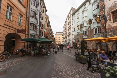 Innsbruck, Avusturya - 17 Ağustos 2022: Innsbruck şehir merkezi, tarihi mimari ve yaz boyunca yürüyüş ve restoranların keyfini çıkaran turist.