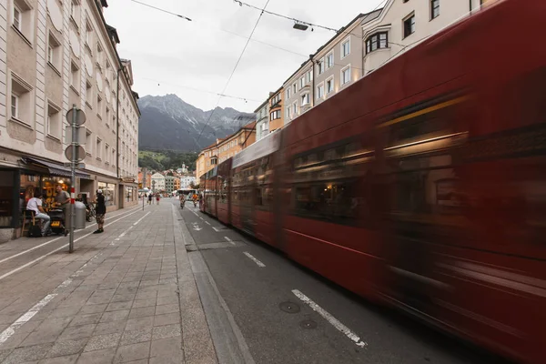 Innsbruck Austria Sierpnia 2022 Główna Ulica Innsbrucku Ruchem Dzielenia Ziemi — Zdjęcie stockowe