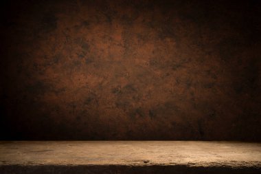 Güzel bir ahşap fıçı ve eskimiş meşe ağacından bir masa tasarlamak için koyu renk bir duvar desenine karşı dizilmiş. Yüksek kalite fotoğraf