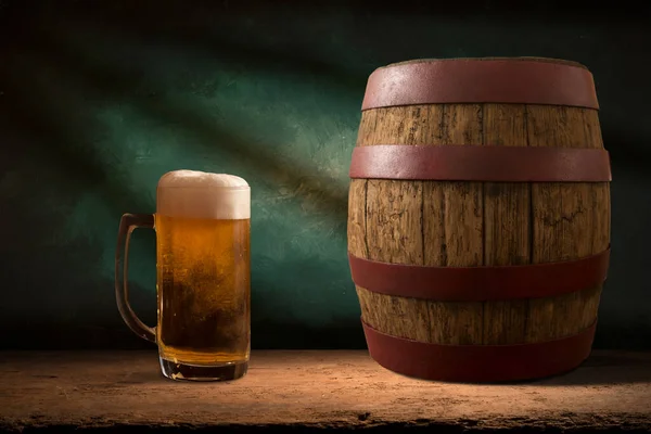 Oktoberfest啤酒桶和啤酒杯与小麦和啤酒花在木制桌子上 高质量的照片 — 图库照片