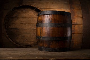 Mükemmel kırmızı şarap şişeleri, şarap bardağı, fıçı ve tirbuşon kırsal bir masa üzerinde: geleneksel şarap yapımı ve şarap tatma konsepti. Yüksek kalite fotoğraf