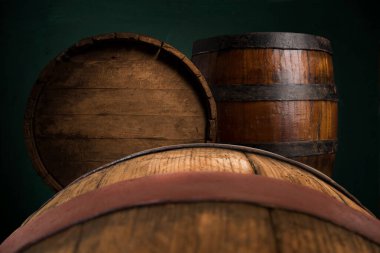 Mükemmel kırmızı şarap şişeleri, şarap bardağı, fıçı ve tirbuşon kırsal bir masa üzerinde: geleneksel şarap yapımı ve şarap tatma konsepti. Yüksek kalite fotoğraf