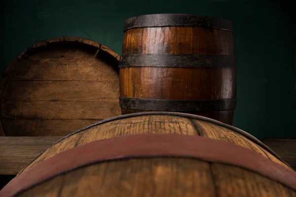 素朴な木製のテーブルの上に優れた赤ワインボトル ワイングラス バレルとコルク栓ねじ 伝統的なワイン製造とワインの試飲のコンセプト 高品質の写真 — ストック写真