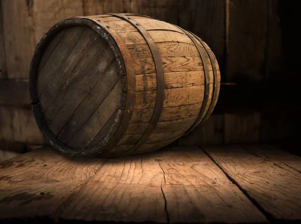 Whisky Whisky Fles Glas Oude Houten Vat Met Kopieerruimte Bovenaanzicht — Stockfoto
