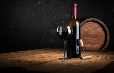 Viski şişesi, bardak ve eski ahşap fıçı. Kopyalama alanı olan. En üstteki düz yerde. Yüksek kalite fotoğraf