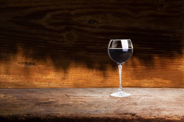 Mükemmel kırmızı şarap şişeleri, şarap bardağı, fıçı ve tirbuşon kırsal bir masa üzerinde: geleneksel şarap yapımı ve şarap tatma konsepti. Yüksek kalite fotoğraf