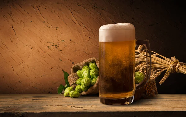 Oktoberfest Bierfass Und Biergläser Mit Weizen Und Hopfen Auf Dem — Stockfoto