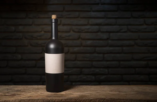 Hervorragende Rotweinflaschen Weinglas Fass Und Korkenzieher Auf Einem Rustikalen Holztisch — Stockfoto