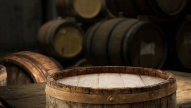 Mükemmel kırmızı şarap şişeleri, şarap bardağı, fıçı ve tirbuşon kırsal bir masa üzerinde: geleneksel şarap yapımı ve şarap tatma konsepti. Yüksek kalite fotoğraf