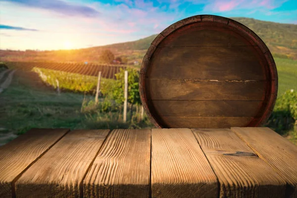 日当たりの良い背景にブドウと樽でワインのグラス イタリア トスカーナ地方 高品質の写真 — ストック写真