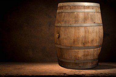 Bir kupa bira, buğday kulağı, bira fıçısı ve ahşap bir arka planda. Yüksek kalite fotoğraf