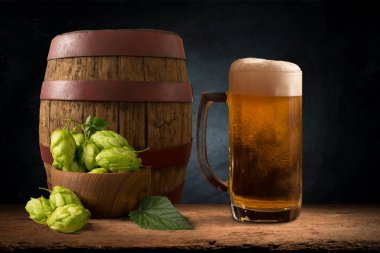 Bir kupa bira, buğday kulağı, bira fıçısı ve ahşap bir arka planda. Yüksek kalite fotoğraf