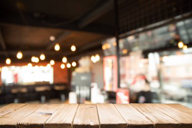 Boş ahşap masa, bulanık kafeterya arka planı, ürün sergisi. Yüksek kalite fotoğraf