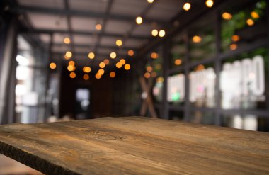 Boş ahşap masa, bulanık kafeterya arka planı, ürün sergisi. Yüksek kalite fotoğraf