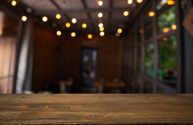 Boş ahşap masa, bulanık kafeterya arka planı, ürün sergisi. Yüksek kalite fotoğraf