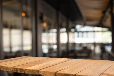 Boş ahşap masa, bulanık kafeterya arka planı, ürün sergisi. Yüksek kalite fotoğraf