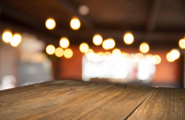 Boş ahşap masa, bulanık kafeterya arka planı, ürün sergisi. Yüksek kalite fotoğraf