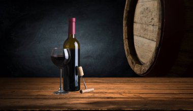 Şarap şişesi ve bardaklarla dolu şarap mahzeni. Mesaj için yer var. Yüksek kalite fotoğraf