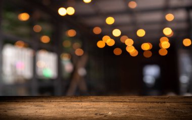 Boş ahşap masa, bulanık kafeterya arka planı, ürün sergisi. Yüksek kalite fotoğraf