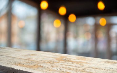 Boş ahşap masa, bulanık kafeterya arka planı, ürün sergisi. Yüksek kalite fotoğraf
