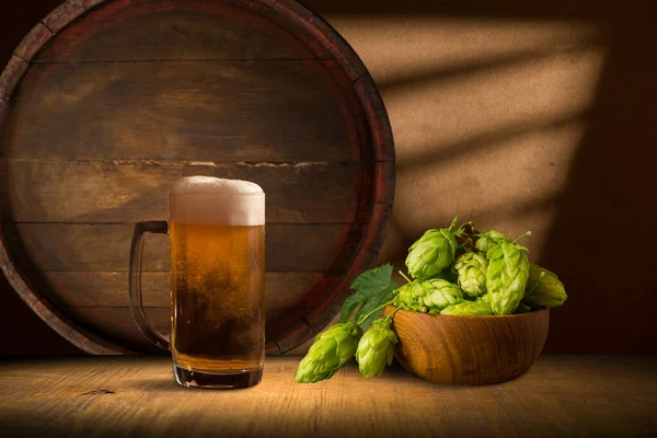 Bierkrug Weizenähren Grüner Hopfen Und Bierfass Auf Hölzernem Hintergrund Hochwertiges — Stockfoto