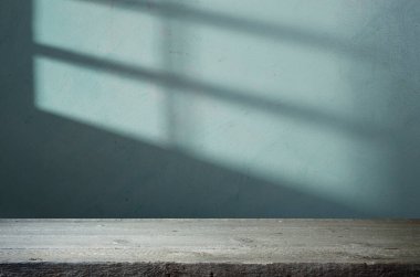 Boş ahşap masa, bulanık kafeterya arka planı, ürün sergisi. Yüksek kalite fotoğraf