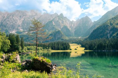 Bachalpsee Gölü 'nün üzerindeki Bernese Sıradağları' nda gün doğumu manzarası. En yüksek tepeler Eiger, Jungfrau ve Faulhorn ünlü yerlerdedir. İsviçre Alpleri, Grindelwald Vadisi. Yüksek kalite fotoğraf