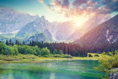 Bachalpsee Gölü 'nün üzerindeki Bernese Sıradağları' nda gün doğumu manzarası. En yüksek tepeler Eiger, Jungfrau ve Faulhorn ünlü yerlerdedir. İsviçre Alpleri, Grindelwald Vadisi. Yüksek kalite fotoğraf