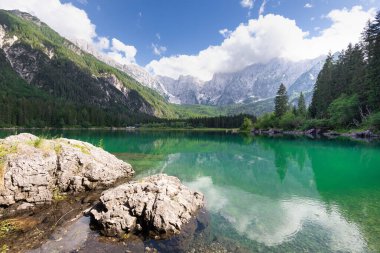 Bachalpsee Gölü 'nün üzerindeki Bernese Sıradağları' nda gün doğumu manzarası. En yüksek tepeler Eiger, Jungfrau ve Faulhorn ünlü yerlerdedir. İsviçre Alpleri, Grindelwald Vadisi. Yüksek kalite fotoğraf