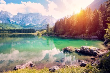 Bachalpsee Gölü 'nün üzerindeki Bernese Sıradağları' nda gün doğumu manzarası. En yüksek tepeler Eiger, Jungfrau ve Faulhorn ünlü yerlerdedir. İsviçre Alpleri, Grindelwald Vadisi. Yüksek kalite fotoğraf