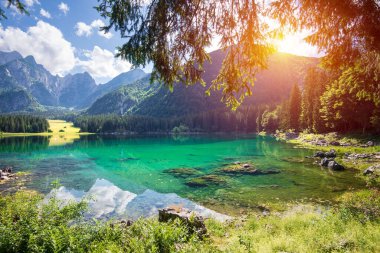 Bachalpsee Gölü 'nün üzerindeki Bernese Sıradağları' nda gün doğumu manzarası. En yüksek tepeler Eiger, Jungfrau ve Faulhorn ünlü yerlerdedir. İsviçre Alpleri, Grindelwald Vadisi. Yüksek kalite fotoğraf