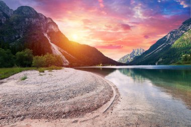 Bachalpsee Gölü 'nün üzerindeki Bernese Sıradağları' nda gün doğumu manzarası. En yüksek tepeler Eiger, Jungfrau ve Faulhorn ünlü yerlerdedir. İsviçre Alpleri, Grindelwald Vadisi. Yüksek kalite fotoğraf