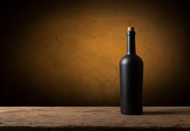 Şarap şişesi ve bardaklarla dolu şarap mahzeni. Mesaj için yer var. Yüksek kalite fotoğraf