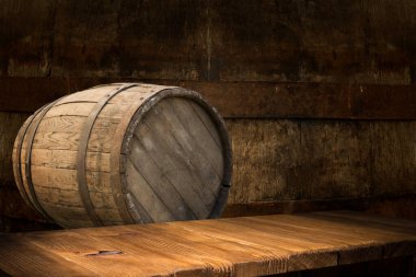 Fıçının arka planı ve eski ahşap bir masa. Yüksek kalite fotoğraf