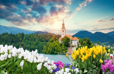 Kanlı Göl, Ada, Kilise ve Dağlık Şato 'da Gün Doğumu Manzarası 