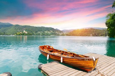 Kanlı Göl, Ada, Kilise ve Dağlık Şato 'da Gün Doğumu Manzarası 