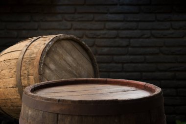 Fıçının arka planı ve eski ahşap bir masa. Yüksek kalite fotoğraf