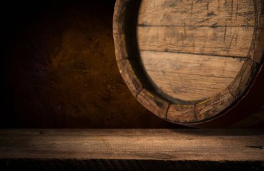 Bir kupa bira, buğday kulağı, yeşil zıpır ve ahşap bir arka planda bira fıçısı. Yüksek kalite fotoğraf